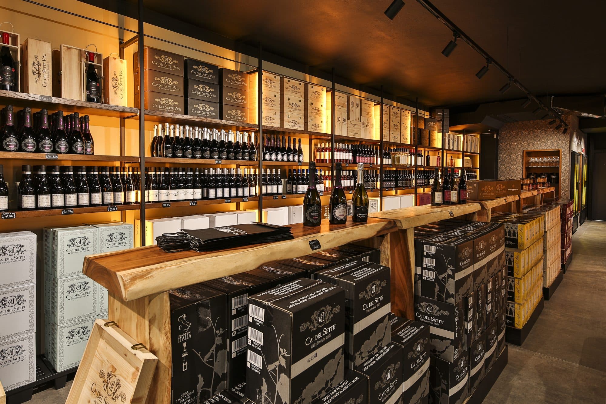 The Ca' del Sette Wine Shop & Restaurant in Lazise
